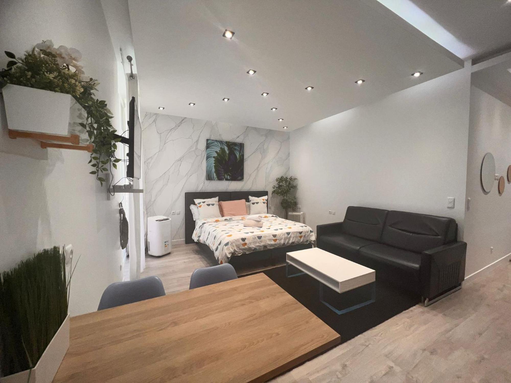 Cosy Champs-elysees - Hala Apartment